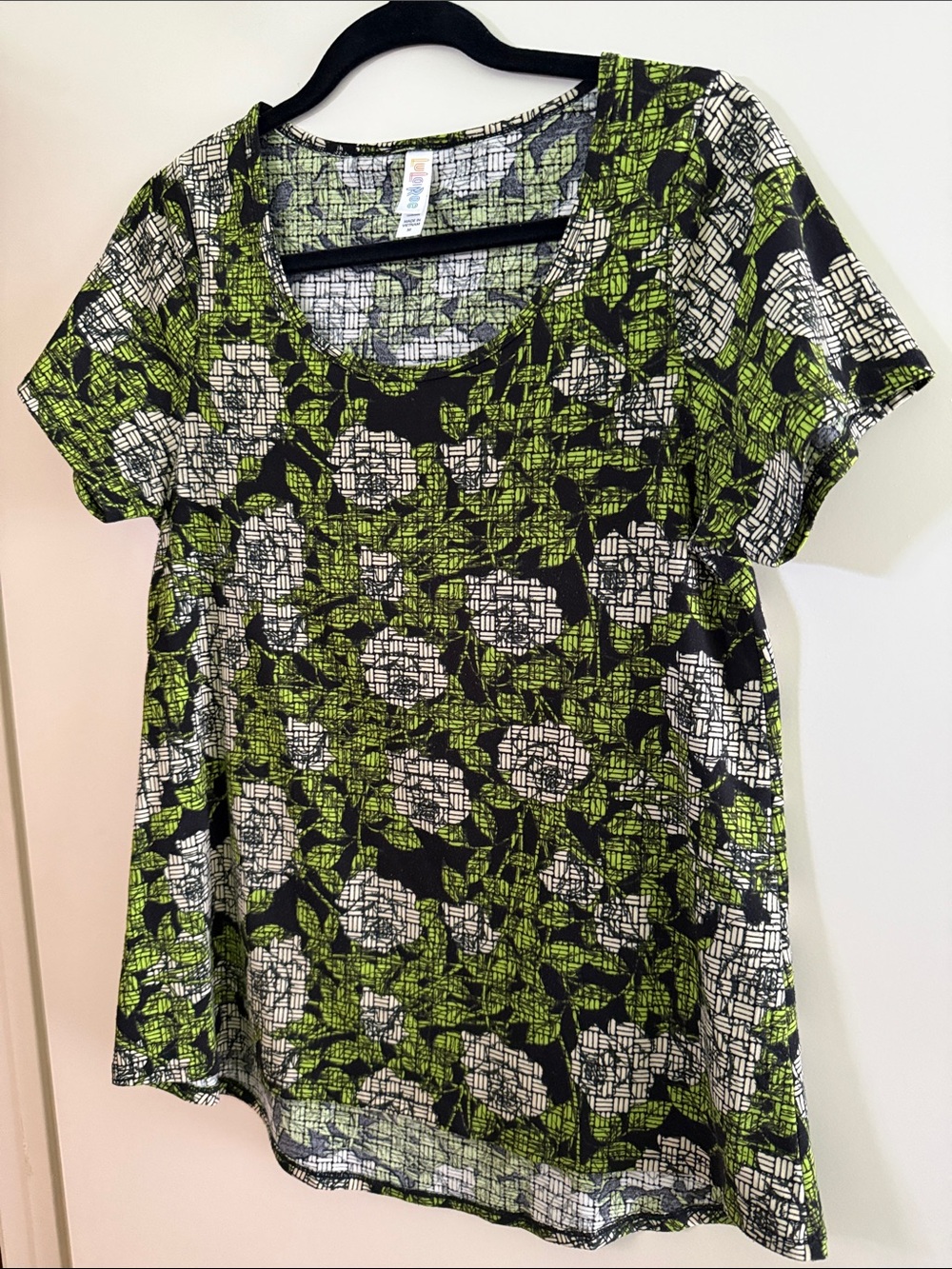 LuLaRoe Green Black White Floral Scoop Neck Classic Tee
